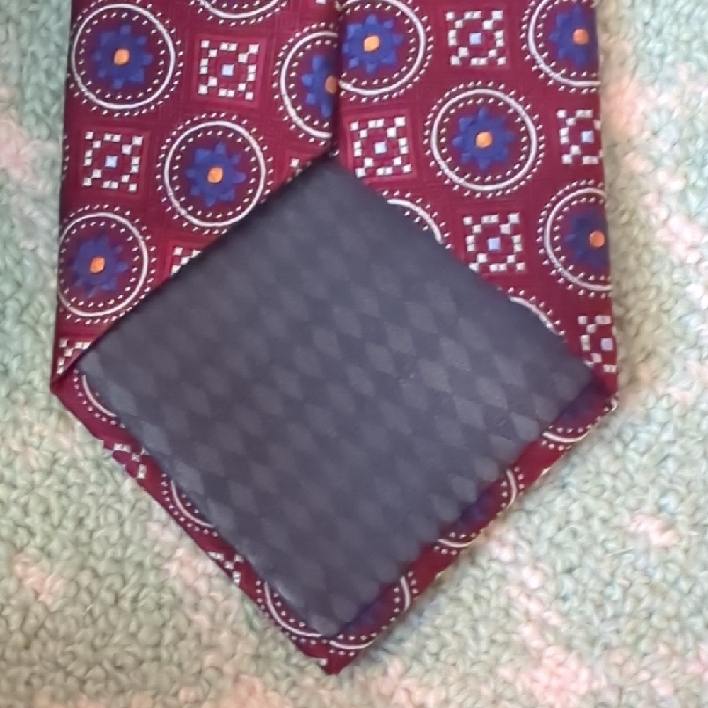 Elegant Burgundy Patterned Tie - Picture 3 of 3